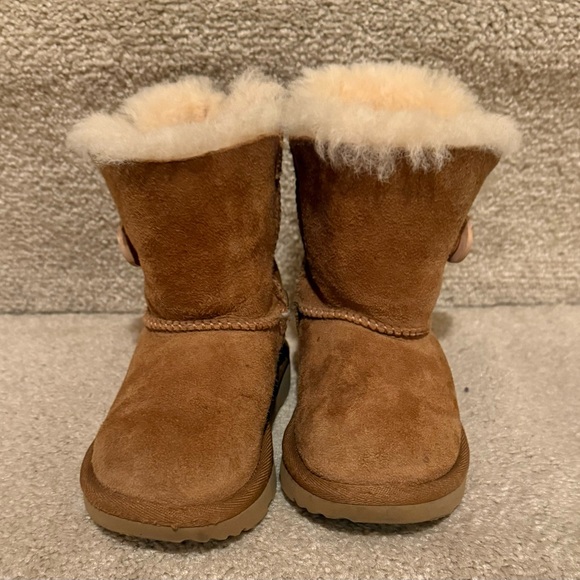 UGG Chestnut Kids Boots with Cozy Lining - Picture 3 of 6